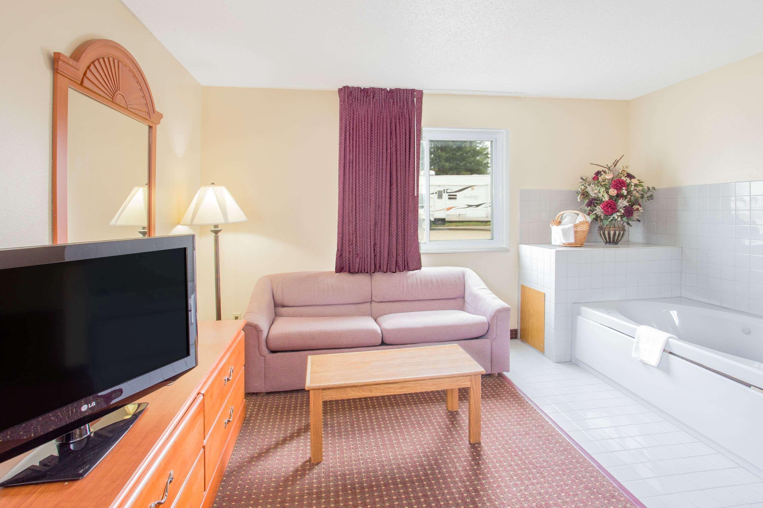 Super 8 By Wyndham Waverly Εξωτερικό φωτογραφία