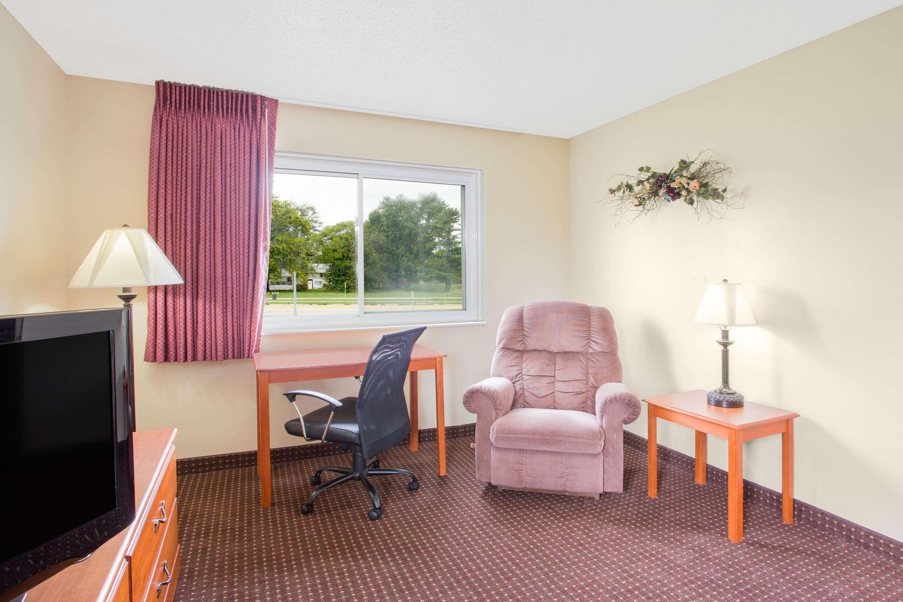 Super 8 By Wyndham Waverly Εξωτερικό φωτογραφία