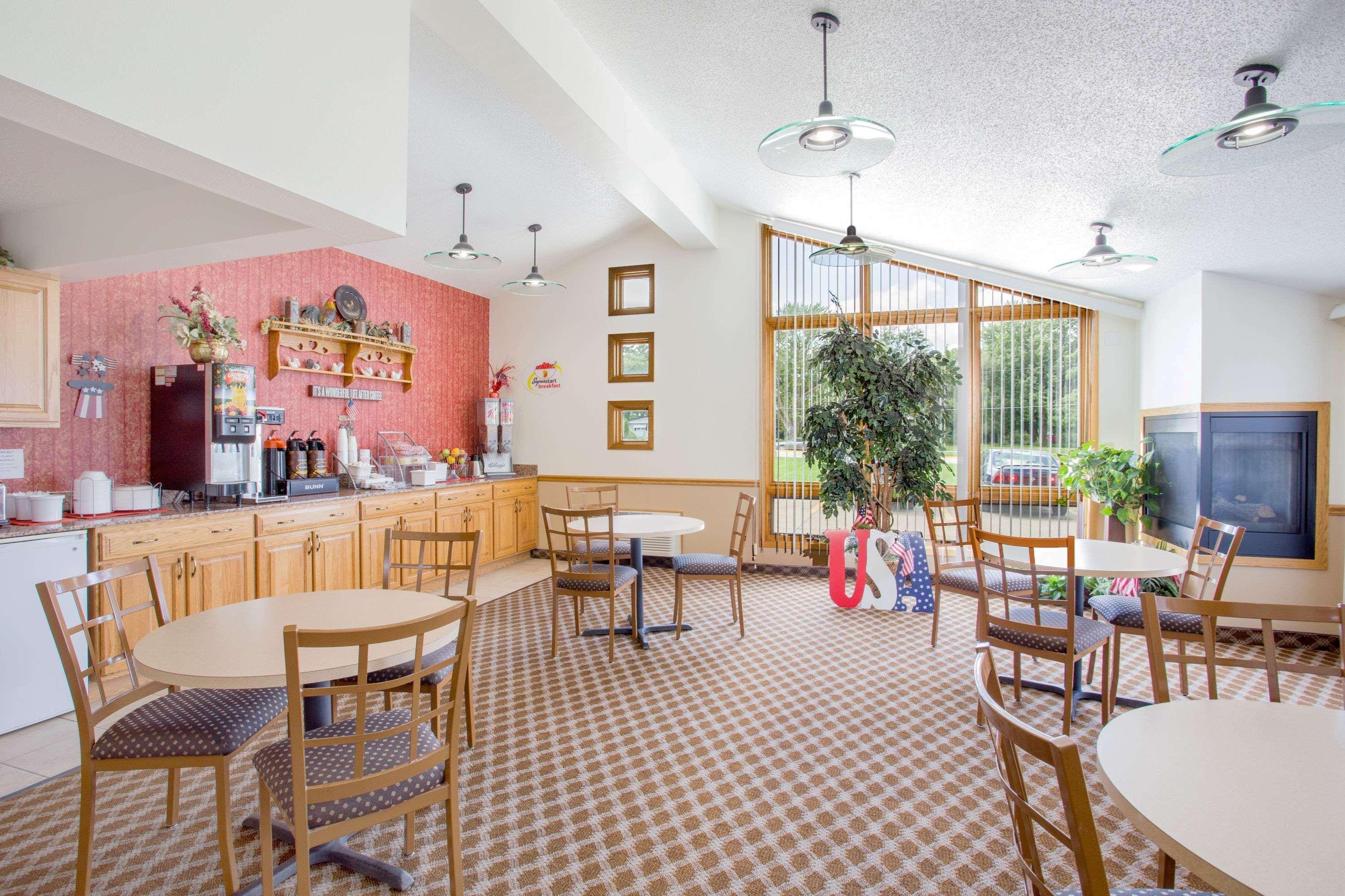 Super 8 By Wyndham Waverly Εξωτερικό φωτογραφία