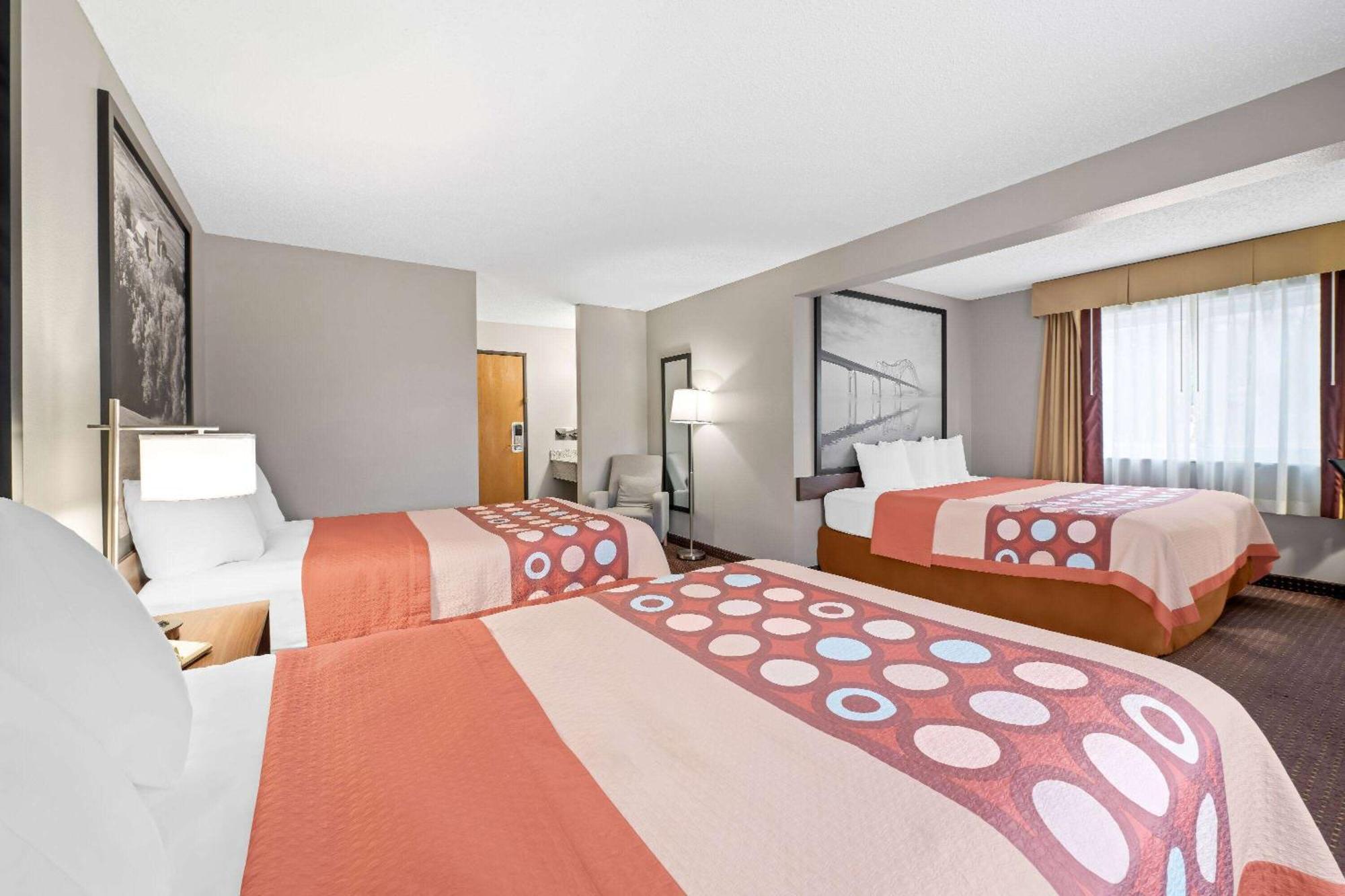 Super 8 By Wyndham Waverly Εξωτερικό φωτογραφία