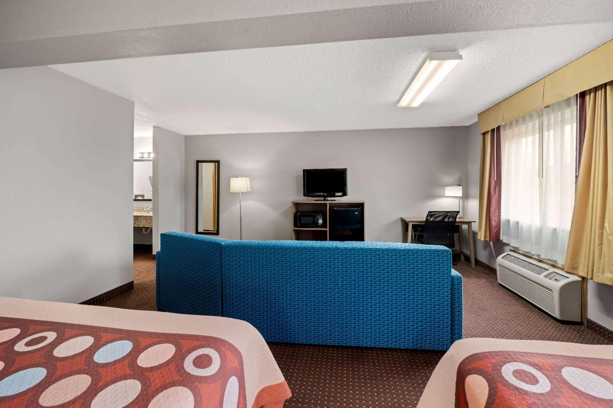 Super 8 By Wyndham Waverly Εξωτερικό φωτογραφία