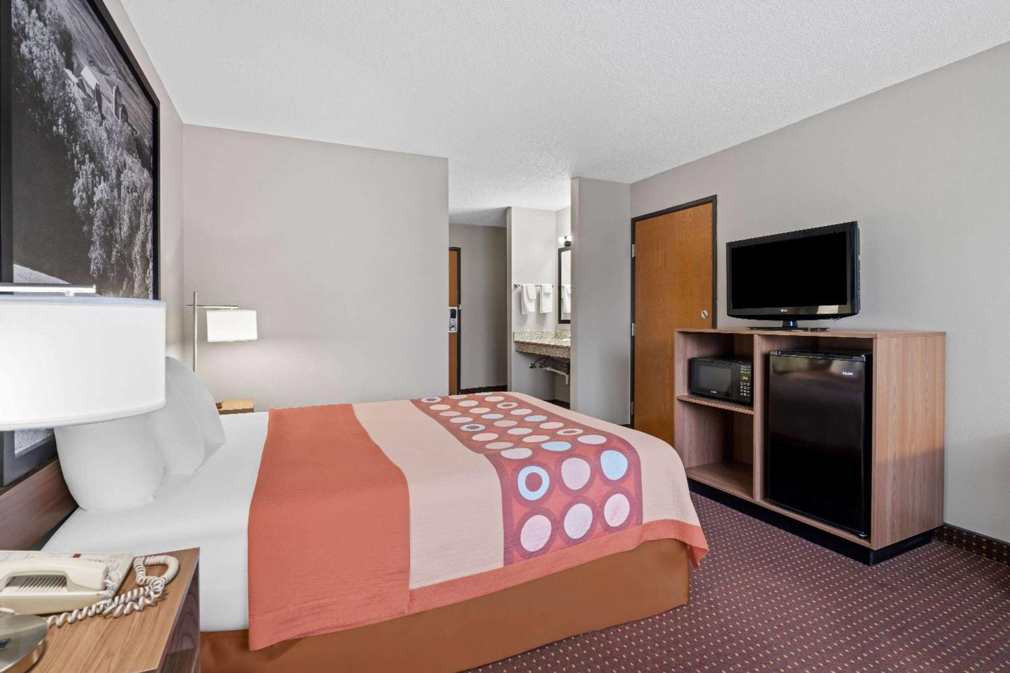 Super 8 By Wyndham Waverly Εξωτερικό φωτογραφία