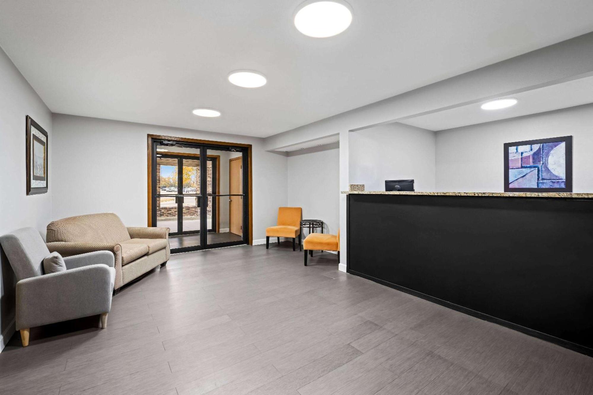 Super 8 By Wyndham Waverly Εξωτερικό φωτογραφία