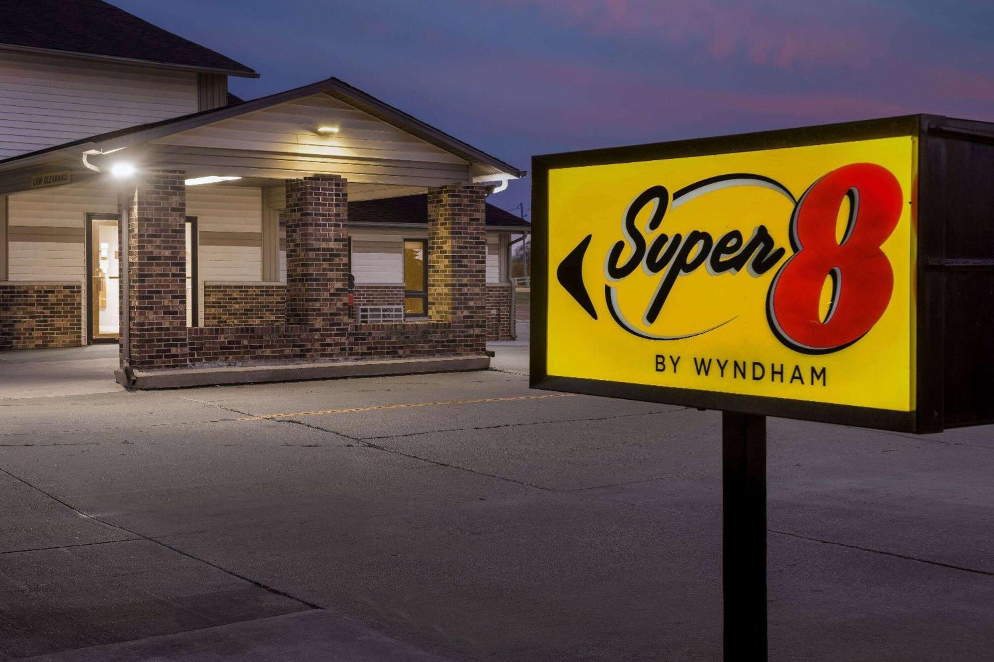 Super 8 By Wyndham Waverly Εξωτερικό φωτογραφία